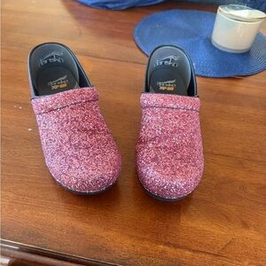 Very Gently Preowned/Excellent Condition Dansko XP Glitter Clogs in Pink